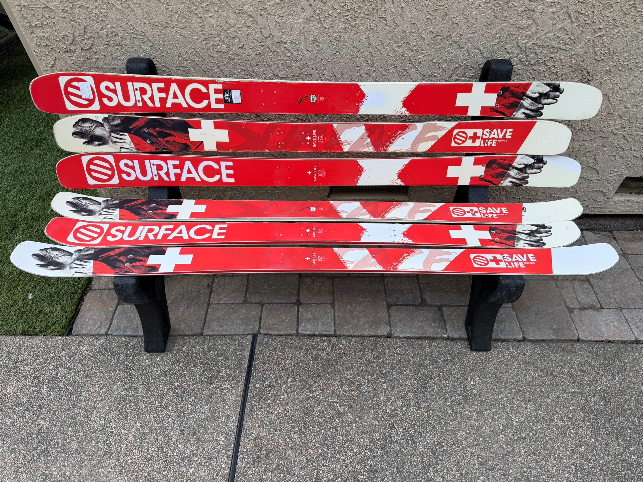 Red Surface ski bench